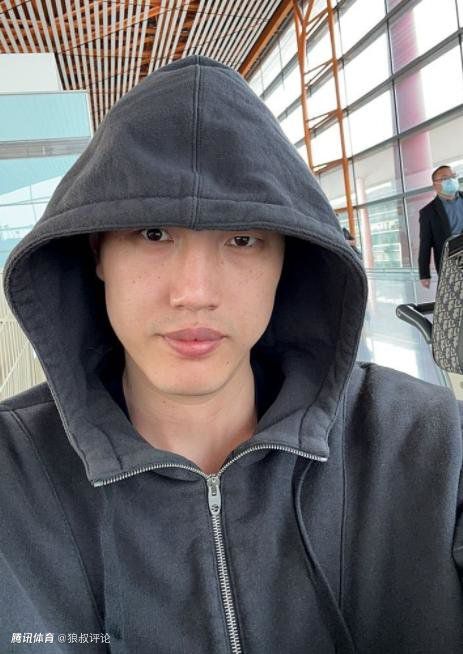 路透照中，苗苗身穿黑白格纹衬衣，高扎马尾，红唇妆容状态超好。