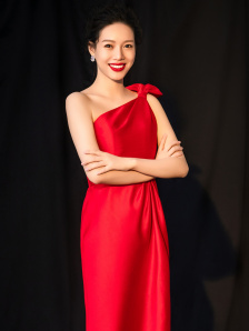 女星Maria Rosaria Omaggio黑白裙装显端庄大气。