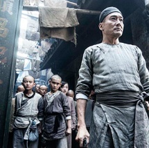 李栋旭也身穿黑色西装 《杀人者的购物中心》曝剧照 李栋旭当爹又当妈 2024-01-05 1月5日，由李栋旭、金慧俊主演的Disney+新剧《杀人者的购物中心》发布海量剧照，该剧改编自姜智英的同名长篇小说，李栋旭饰演经营可疑购物中心的经营者，照顾失去双亲侄女郑智安（金慧峻 饰）的叔叔郑镇 《九尾狐传1938》发布预告 李栋旭金素妍缘分重启 2023-04-19 4月19日，由李栋旭、金汎回归主演，金素妍加盟的韩剧《九尾狐1938》发布全新预告。